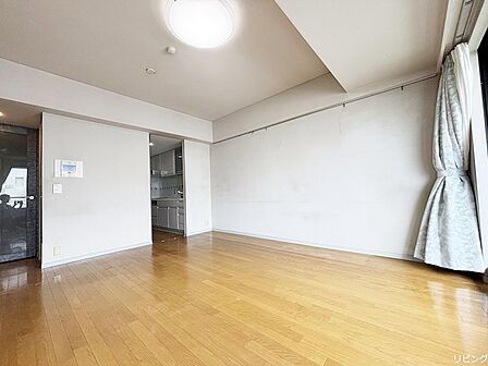 約11.7帖・天井高最大2.7の開放的なリビングダイニング