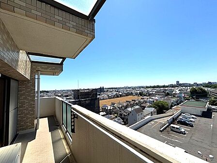 前面に高い建物が少なく、伸びやかな眺望が魅力。心地よい陽射しを現地でご体感ください。