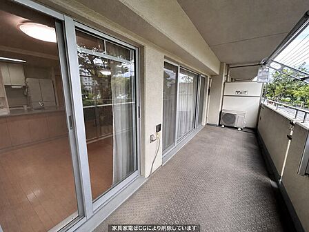 陽当りの良いワイドバルコニー。奥行きにもゆとりがあり、毎日のお洗濯にも便利なスペースです♪