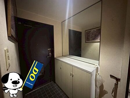 鏡付き収納になっており出かける前のチェックもできます♪