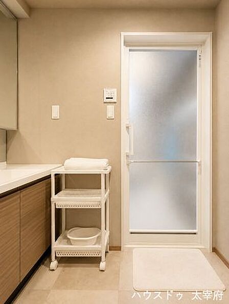 脱衣所にゆとりがあり、着替えや洗濯の動作がスムーズです。洗濯カゴや収納棚を置いても圧迫感がなく、家事動線も整えやすい快適な空間です。※AIによる画像加工を行っています。現況を優先いたします。