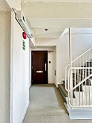 木目調の玄関ドアで、温かみと上品さを両立。住まいの顔として印象的なデザインです。