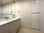 収納豊富な洗面台。洗剤やその他水周りで使用する日用品のストックもしっかりできます♪リネン庫もあるので小物の収納に便利。
