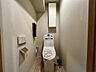 トイレ：温水洗浄便座付きで清潔感のあるトイレ空間です。