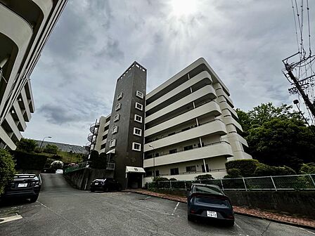 落ち着いた住環境に佇むマンション。周辺は緑も多く住みやすい立地です。