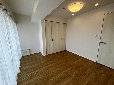 採光の取れる明るいお部屋で、子供部屋やワークスペースにも最適