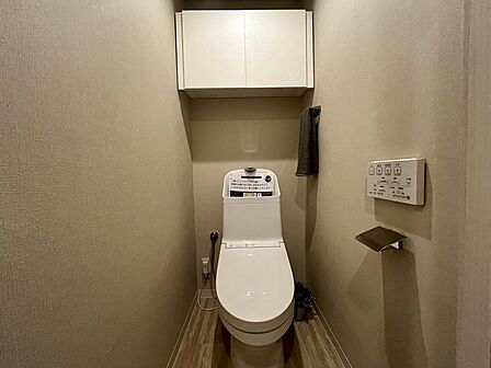 温水洗浄便座付きトイレ。上部収納付きでトイレットペーパー等も収納可能。
