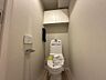 トイレ：トイレにも収納棚があり、日用品もストックしていただけます！