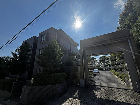 落ち着いた色合いで、すっきりとした印象のマンション外観です。
