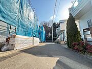 日々の進捗が楽しみな建築現場。周辺は落ち着いた街並みで、子育て世代にも適した穏やかな環境です。