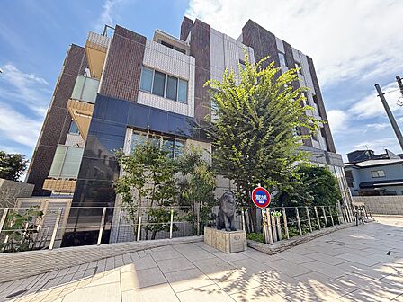 洗練された外観と豊かな植栽が調和する、街並みに映えるブランドレジデンス。落ち着きと上質感を兼ね備え、緑豊かな住環境と快適な暮らしを叶えます。
