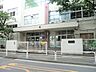 周辺：通学路は穏やかな住宅街の中の道なので、お子さんの通学も安心。