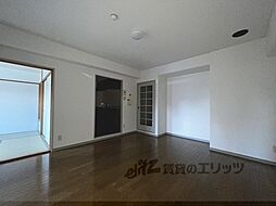 近鉄御所線 忍海駅 徒歩3分の賃貸マンション 1階3LDKのリビング/ダイニング