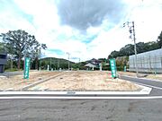 西側前面道路から物件を撮影