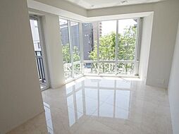 東京メトロ千代田線 乃木坂駅 徒歩2分の賃貸マンション 2階2LDKのリビング/ダイニング