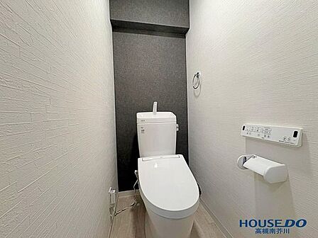 清潔感のある壁紙を使用したトイレ床材もお手入れしやすそうです