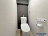 トイレ：清潔感のある壁紙を使用したトイレ床材もお手入れしやすそうです