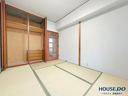 壁面にクローゼットを備えた収納豊富なお部屋です。衣類や日用品をまとめてすっきり整理整頓できます。