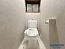 トイレ：温水洗浄便座付きのトイレも新新調されています。手洗い器付きタンクやペーパーホルダーも整い、小窓からの換気もスムーズです。