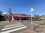 食品館アプロ総持寺店 520m
