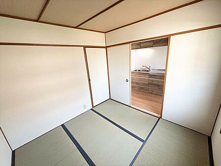 和室4.5帖畳に合わせたモダンな網代眼の天井クロスを採用