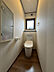 トイレ：2階のトイレです。1階と同じく、背面の小物置スペースや、側面の小物入は重宝します。