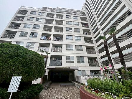《外観》街並みに調和する落ち着いたマンション外観