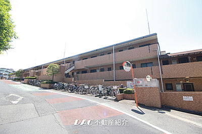 外観:高台地勢の為、エントランス部分が6階部分になります。 外観:高台地勢の為、エントランス部分が6階部分になります。