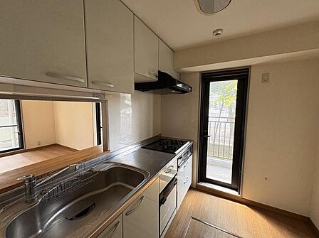マンションには珍しい勝手口付き。ドアを少し開けて優しく入ってくる風を感じながら家事ができます