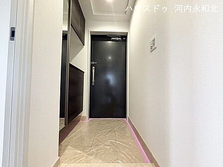 シックな建具が映えるモダンな玄関。
