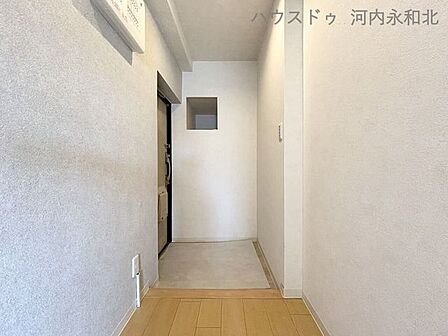 毎日を明るく迎える白い玄関。奥の小窓には、季節の小物を飾っておもてなし。