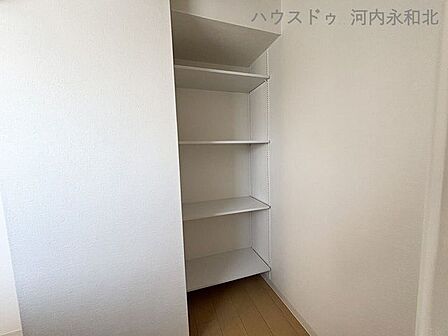 収納棚付でパントリーとして使えます♪