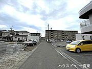 西側幅員約4mの前面道路です。車がすれ違うには厳しい道幅ですが、車はスピードを抑えて走行するので、お子様にも安全な道幅となっています。