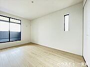 【6.7帖】明るく、収納スペースも完備された洋室は、子供部屋としても、寝室としてもお使い頂けます。