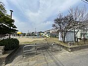 ひまわり公園ベンチに座って休憩できる場所やブランコやすべり台など遊具が設置されている場所、ボールで遊べるグランドと分かれている公園です。犬の散歩や近所のお子様が利用されています。公衆トイレも設置さ…