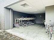 ≪駐輪場≫駐輪場もしっかり併設されております。屋根付きで大事な自転車が雨・雪から守られます。