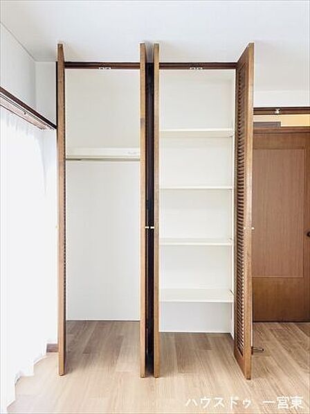 【6.5帖洋室】ハンガーパイプや枕棚があらかじめついているので、サッと片づける事が出来ます!