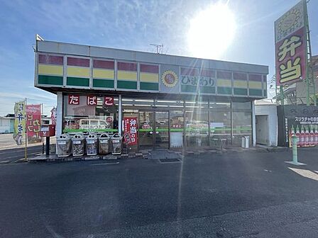 ひまわり木曽川店営業時間:5時30分~0時日曜のみ:7時~22時手作りのお弁当やおにぎりをメインに種類豊富に取り扱っています。飲み物もあります。 590m