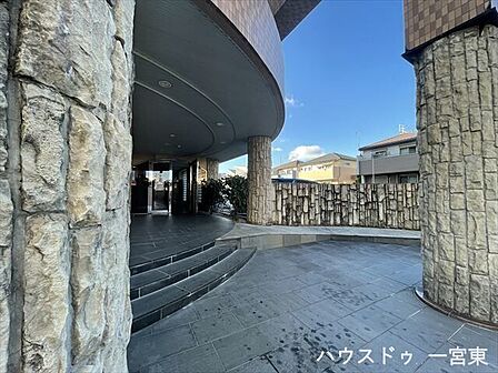 重厚感のあるタイル貼りのエントランス。管理の行き届いた共用部が、住まう方をやさしく迎えます。
