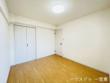 【6帖北】一番広い居室ですので主寝室に最適です。窓があるので換気も良好です。