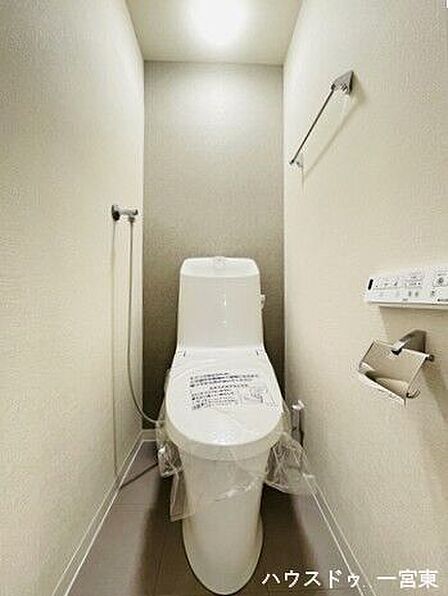 無駄のないシンプルなトイレは、お好みに合わせた空間づくりが楽しめます。災害時でも安心のタンク付きタイプを採用しました。