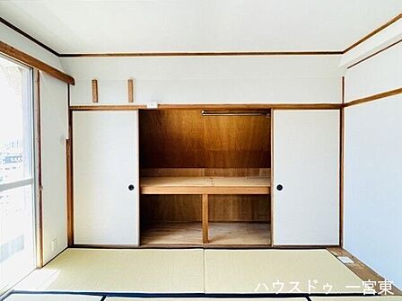 【西和室】両開きの扉は押し入れ収納。布団や座布団、季節の家電などの収納場所としてもご使用いただけます。また家族の大事な書類や着替えを片付けておくこともできます。