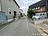 外観：≪南側西向き　幅約4.0ｍ≫車1台が余裕を持って通れる道幅です。車はスピードを控えるので事故率の軽減や歩行者も安心して通行できます。