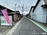 外観：≪西側南向き≫車1台が余裕を持って通れる道幅です。車はスピードを控えるので事故率の軽減や歩行者も安心して通行できます。
