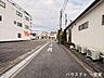 外観：【南側東向き】住宅街に面した道路になります。