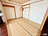 和室：※居住中につき室内を CG にて物消しをしたものです。【6帖】リビング横の和室は、くつろぎの空間として最適。子どもの遊び場やちょっとした休憩スペースにも便利です。