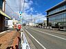 その他：幅員約18.1mの前面道路です。車の通りは多めですがすぐ近くに信号があり出入りに大きな支障はなさそうです（2025年12月15日　撮影）
