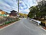 その他：前面道路です。2台の車がすれ違うことが出来る道幅です。車の出し入れもゆったりとする事が出来ます。（2025年12月13日　撮影）