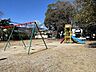 周辺：大羽根園東公園ブランコ、すべり台、ベンチがあり、小さな子も楽しむことができる公園です。手入れも行き届いています。 920m