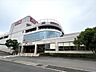 周辺：イオン日永店営業時間　9:00-21:00※専門店は店舗によって異なります。食品とヘルス＆ビューティーケア、暮らしの品・専門店街が集まっているショッピングセンターです。 720m